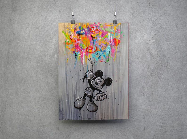 Peut inclure: &OElig;uvre d'art repr&eacute;sentant Mickey Mouse tenant des gouttes de peinture color&eacute;es ressemblant &agrave; des ballons. Le personnage de dessin anim&eacute; en noir et blanc contraste avec les &eacute;claboussures de peinture vives et multicolores. L'&oelig;uvre est mont&eacute;e sur un fond gris.