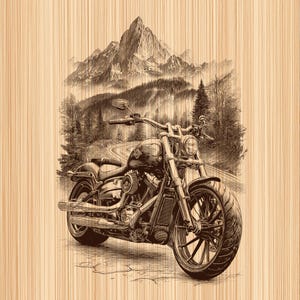 Op de afbeelding: Een gedetailleerde sepia-kleurige illustratie van een motorfiets tegen een berglandschap. De motorfiets heeft een klassiek ontwerp met zichtbare motoronderdelen en grote banden. De achtergrond toont een kronkelende weg door een bos en een bergketen.