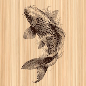 Könnte beinhalten: Eine detaillierte, einfarbige braune Tuschezeichnung eines Koi-Karpfens, der nach oben schwimmt. Der Fisch zeigt komplexe Schuppenmuster, fließende Flossen und einen Schwanz mit dynamischen Wasserspritzern vor einem hellen Holzmaserungshintergrund.