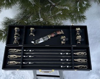 Bronzen dierenspiesjes met jachtmes, beukenhouten kast, 6 borrelglaasjes