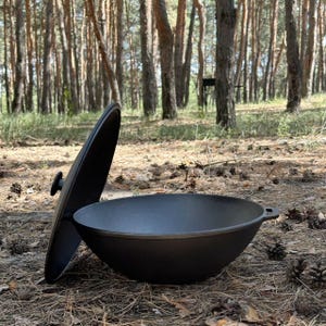 Cast Iron Wok with Lid, 8.5 Quart Campfire Stir-Fry Pan, Heavy Duty Camping Skillet