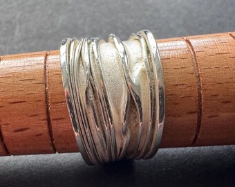 Sterlingzilveren ring, maat 8, bandontwerp met textuur