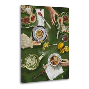 Pode incluir: Uma pintura a óleo retratando uma mesa verde com um bule, xícaras de chá, pratos de scones com geleia e fatias de limão. A cena inclui mãos alcançando comida e chá, renderizadas com pinceladas visíveis e uma paleta de cores rica e texturizada.