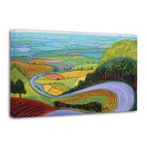 Puede incluir: Un cuadro de paisaje sobre lienzo que representa una carretera sinuosa que atraviesa un mosaico de colinas y campos. La escena presenta tonos vibrantes de verde, amarillo y tierra roja, con una colina prominente y una hilera de árboles a la derecha.