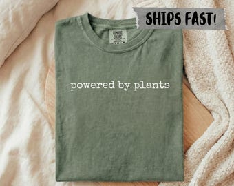Camiseta Comfort Colors® Powered By Plants, camiseta vegana, regalo vegano, camiseta para amantes de los animales, top vegetariano, regalo vegano divertido para ella, planta