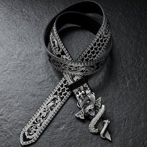 Cinturón gótico de piel de serpiente, cinturón único con calavera tallada, hecho a mano por un artesano, regalo para ella, estilo Dark Academia, medieval, vikingo, punk, unisex, con espada.