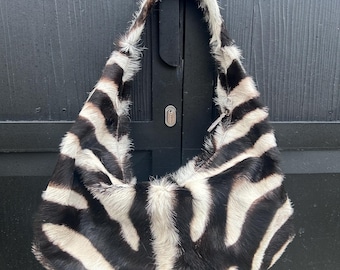 Stor mjuk hobo elegant sportväska för kvinnor med zebramotiv och fjädrar