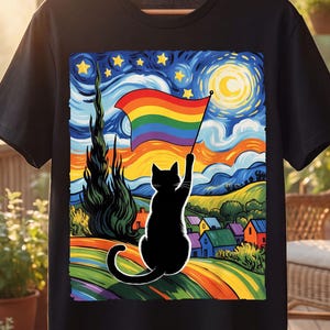 Pode incluir: T-shirt preto com uma ilustração estilizada de um gato preto segurando uma bandeira arco-íris, sobre uma paisagem colorida que lembra 'A Noite Estrelada' de Van Gogh. O design inclui um céu estrelado, uma lua e colinas.