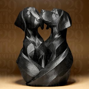 Könnte beinhalten: Eine schwarze Skulptur, die zwei Hunde mit geschlossenen Augen zeigt, die sich gegenüberstehen und deren Köpfe sich berühren. Das Objekt hat eine facettierte, geometrische Oberflächenstruktur und einen festen Sockel, der eine Einheit bildet, in der die beiden Figuren ineinander verschlungen sind.