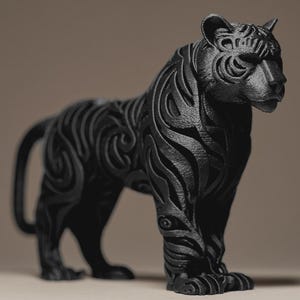 Op de afbeelding: Een zwarte tijgerfiguur met ingewikkelde, wervelende patronen in zijn lichaam gebeeldhouwd. De tijger staat rechtop, met zijn hoofd iets opzij gedraaid. De sculptuur is gemaakt van een solide, donker materiaal.