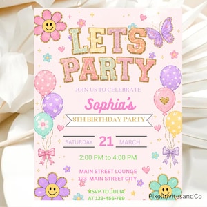 Op de afbeelding: Een roze verjaardagsfeestuitnodiging met de tekst "LET'S PARTY" in pastelkleuren en gouden glitteraccenten. De uitnodiging bevat ballonnen, bloemen en een vlinder. Er staat "Sophia's 8e verjaardagsfeest" en geeft evenementdetails.