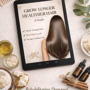 Puede incluir: Una tableta muestra una guía titulada "Hacer crecer un cabello más largo y saludable". La imagen presenta a una mujer con cabello castaño largo y brillante. Los productos para el cuidado del cabello rodean la tableta, incluidos aceites, cremas, un peine de madera y palitos de canela.