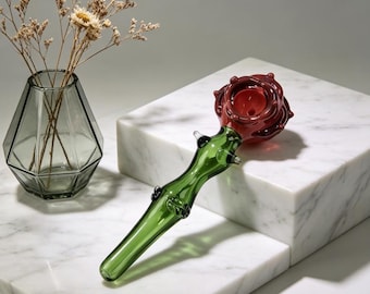 Pipe à fumer en verre soufflé à la main, ornée d'une rose • Pipe florale monobloc • Rose rouge et tige épineuse verte • Cadeau unique en verre à thème botanique