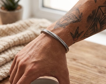 Bracelet vintage viking torsadé en argent et acier titane, style Möbius ouvert / Unisexe / Bijou minimaliste