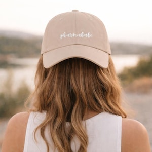 Gorra estilo Dad Cap con logo escrito a mano de pharmababe / gorra de béisbol bordada, gorra minimalista / regalos para estudiantes de farmacia