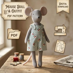 Può includere: Una bambola topo in tessuto grigio che indossa una salopette verde chiaro con motivo a ciliegie rosse. L'immagine include il testo Mouse Doll & Outfit PDF Pattern, Digital Download e PDF, con icone di una macchina da cucire e un cartamodello.