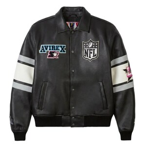 Könnte beinhalten: Eine schwarze Leder-Collegejacke mit spitzem Kragen, Druckknopfleiste sowie gerippten Bündchen an Ärmeln und Saum. Auf der Brust befinden sich ein Avirex-Logo-Aufnäher und ein NFL-Wappen. Die Ärmel sind mit weißen und grauen Streifen sowie Sternen verziert.