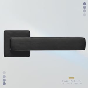 Peut inclure: Une poignée de porte noire mate avec une plaque arrière carrée et un levier rectangulaire. La poignée est de conception moderne et minimaliste. Le logo "Twist & Turn DOOR HANDLES & ACCESSORIES" est visible en bas à droite.