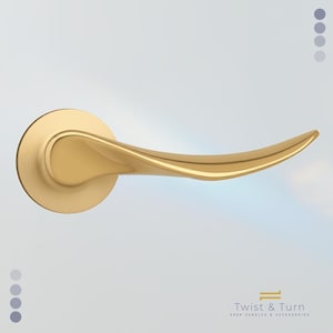 Könnte beinhalten: Ein goldfarbener Türgriff mit geschwungenem, ergonomischem Design. Der Griff hat eine kreisförmige Basis und eine glatte, fließende Form. Der Text "Twist & Turn DOOR HANDLES & ACCESSORIES" ist sichtbar.