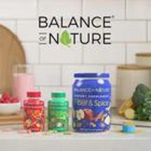 Puede incluir: Tres envases de suplementos Balance of Nature. Un envase rojo con una mezcla de frutas y verduras, un envase verde con una mezcla de frutas y verduras y un envase azul con la etiqueta "Fiber & Spice". El texto "Balance of Nature" est&aacute; encima de los envases.