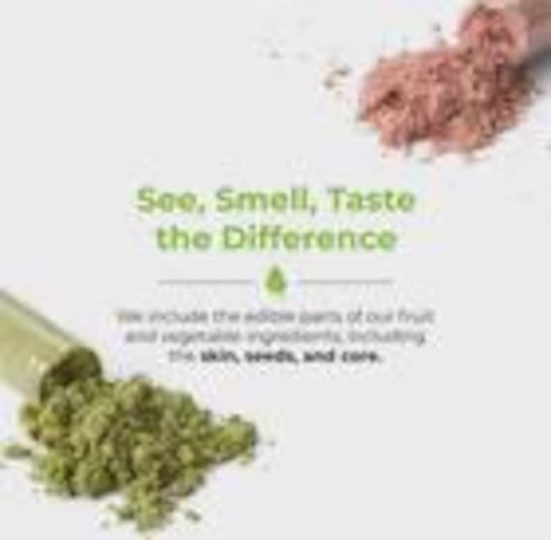 Puede incluir: La imagen presenta tres montones de polvo colorido, con el texto "See, Smell, Taste the Difference". El texto tambi&eacute;n indica que el producto incluye las partes comestibles de los ingredientes de frutas y verduras, incluyendo la piel, las semillas y el coraz&oacute;n. Los polvos son verdes y rosas.