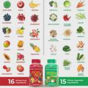 Puede incluir: Imagen vibrante que muestra una variedad de frutas y verduras, cada una etiquetada con su nombre. Dos botellas de suplementos en la parte inferior, una roja y otra verde, con texto que indica 16 ingredientes de frutas y 15 de verduras enteras.