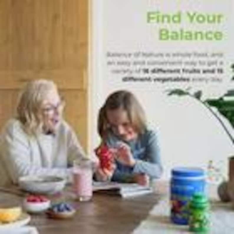 Puede incluir: Dos personas est&aacute;n sentadas a una mesa con un cuenco de comida, un vaso de l&iacute;quido rosa y un recipiente de suplementos azules y verdes. El texto "Find Your Balance" est&aacute; en la parte superior de la imagen, con texto adicional debajo.