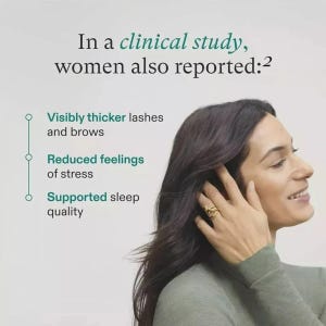 Op de afbeelding: Afbeelding met tekst: "In een klinische studie meldden vrouwen ook: Zichtbaar dikkere wimpers en wenkbrauwen, Verminderde stressgevoelens, Ondersteunde slaapkwaliteit." Een vrouw met donker haar raakt haar haar aan, draagt een groene top en een gouden ring.