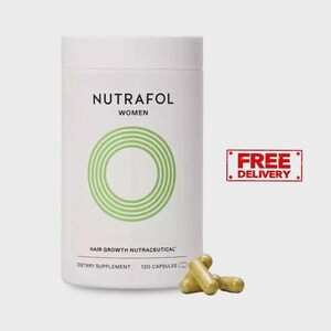 Op de afbeelding: Een witte cilindrische fles Nutrafol Women haargroeisupplement met een groen cirkelvormig ontwerp. De fles bevat 120 capsules en is gelabeld als voedingssupplement. Er liggen meerdere capsules voor de fles.
