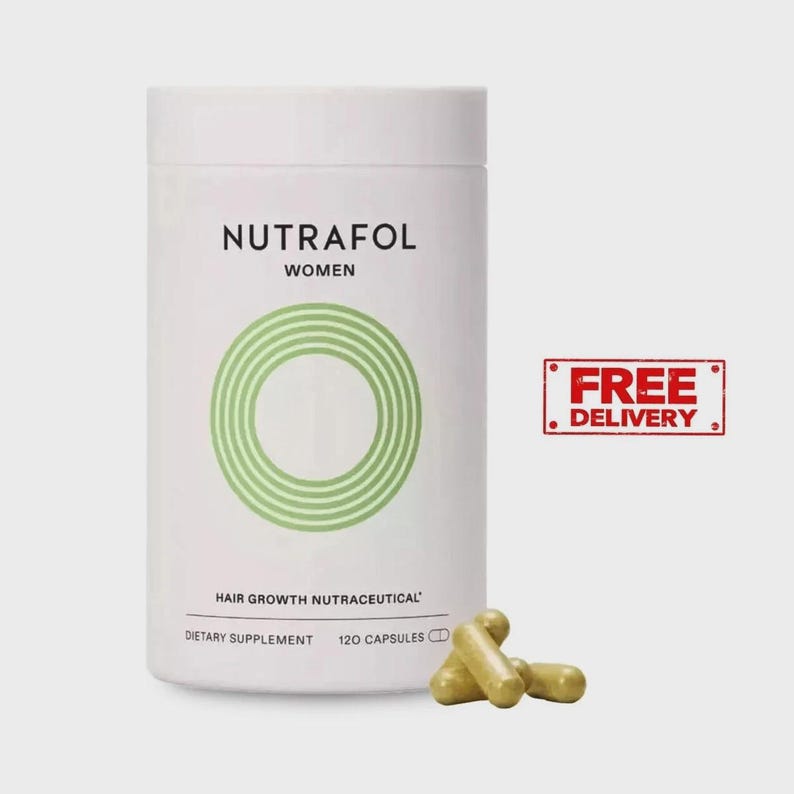 Op de afbeelding: Een witte cilindrische fles Nutrafol Women haargroeisupplement met een groen cirkelvormig ontwerp. De fles bevat 120 capsules en is gelabeld als voedingssupplement. Er liggen meerdere capsules voor de fles.