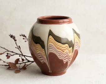 Vaso in ceramica bulgara Troyan fatto a mano, 12 cm, tornito al tornio, con motivo ondulato verde e giallo, decorazione artistica boho, vaso da tavolo unico, regalo
