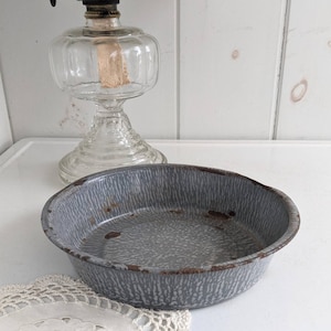 Piccolo smalto grigio Granito Agata Metallo smaltato Lavabo Pan Ciotola da portata Patina Chippy 9 1/2 &quot;largo x 2 1/8&quot; alto NON PERFETTO
