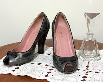 Marc Jacobs Pewter Quilted Leather Peep Toe Pumps, Black Grosgrain Bow Heels