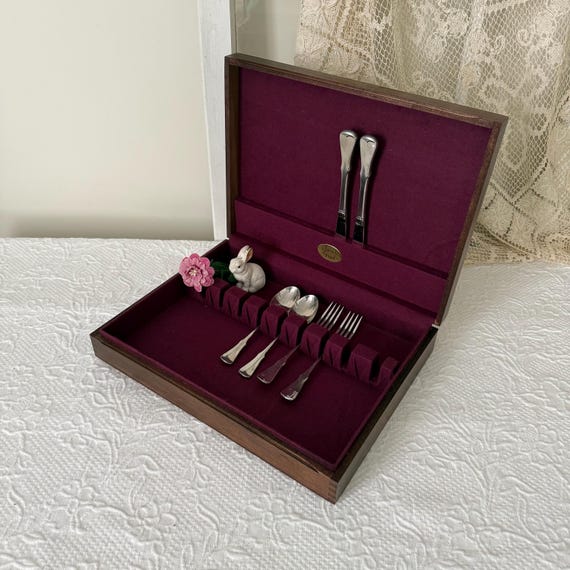 Caja para cubiertos, forrada con un paño antideslustre de color