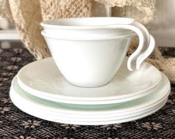 Juego de 4 platos de pan y mantequilla Corelle y 2 tazas y platillos planos, color blanco escarcha (Corelle) de Corning - Ahorra espacio y está fabricado en EE. UU.