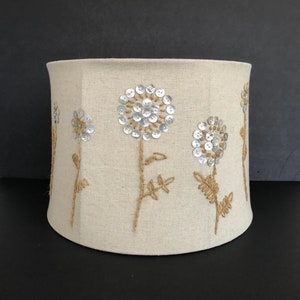 Abat-jour fût de couleur fauve 9 1/4&quot;t x 14&quot;l Fleurs avec boutons et doublure en toile de jute