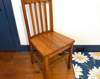 Silla antigua de roble estilo misión