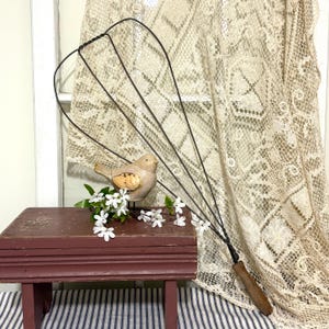 Raspador de alfombras curvo inusual de 25 pulgadas, madera y metal en bucle, arte de pared primitivo, decoración rústica de granja, raspador de alfombras antiguo, decoración para lavadero