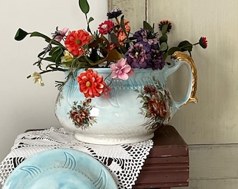Olla de porcelana antigua con tapa - Azul con rosas burdeos y asas doradas