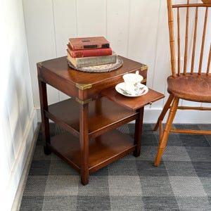 Tavolino laterale in legno vintage con ripiano estraibile, realizzato in stile campagna inglese