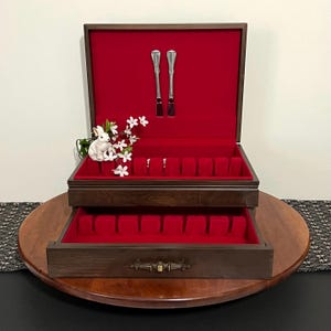 Pudełko na sztućce z szufladką na sztućce, srebrne pudełko organizera do przechowywania, wnętrze z czerwonego filcu, odporne na matowienie, 14 3/4&quot; x 10 3/4&quot; x 5&quot; wysokości