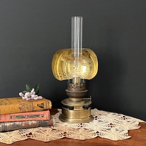 Lámpara de queroseno/aceite de latón vintage con pantalla de chimenea. Muchas picaduras, pero una decoración rústica muy encantadora.