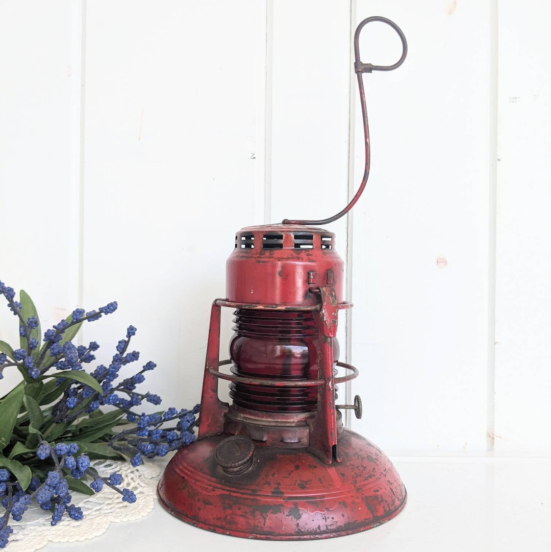 Dietz Traffic Gard No. 40 Oil Lamp Syracuse N. Y. - U. S. A. Red