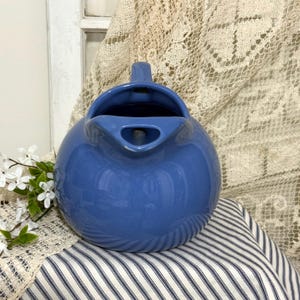 Jarra redonda vintage azul púrpura con boquilla protectora contra el hielo