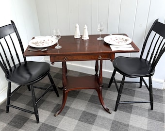 Mesa de pedestal Pembroke con hojas abatibles, un cajón con cola de milano, caoba, 18 de profundidad x (ambas hojas hacia abajo 25 de ancho) (39 5/8 con dos hojas hacia arriba) 27 3/4 de alto
