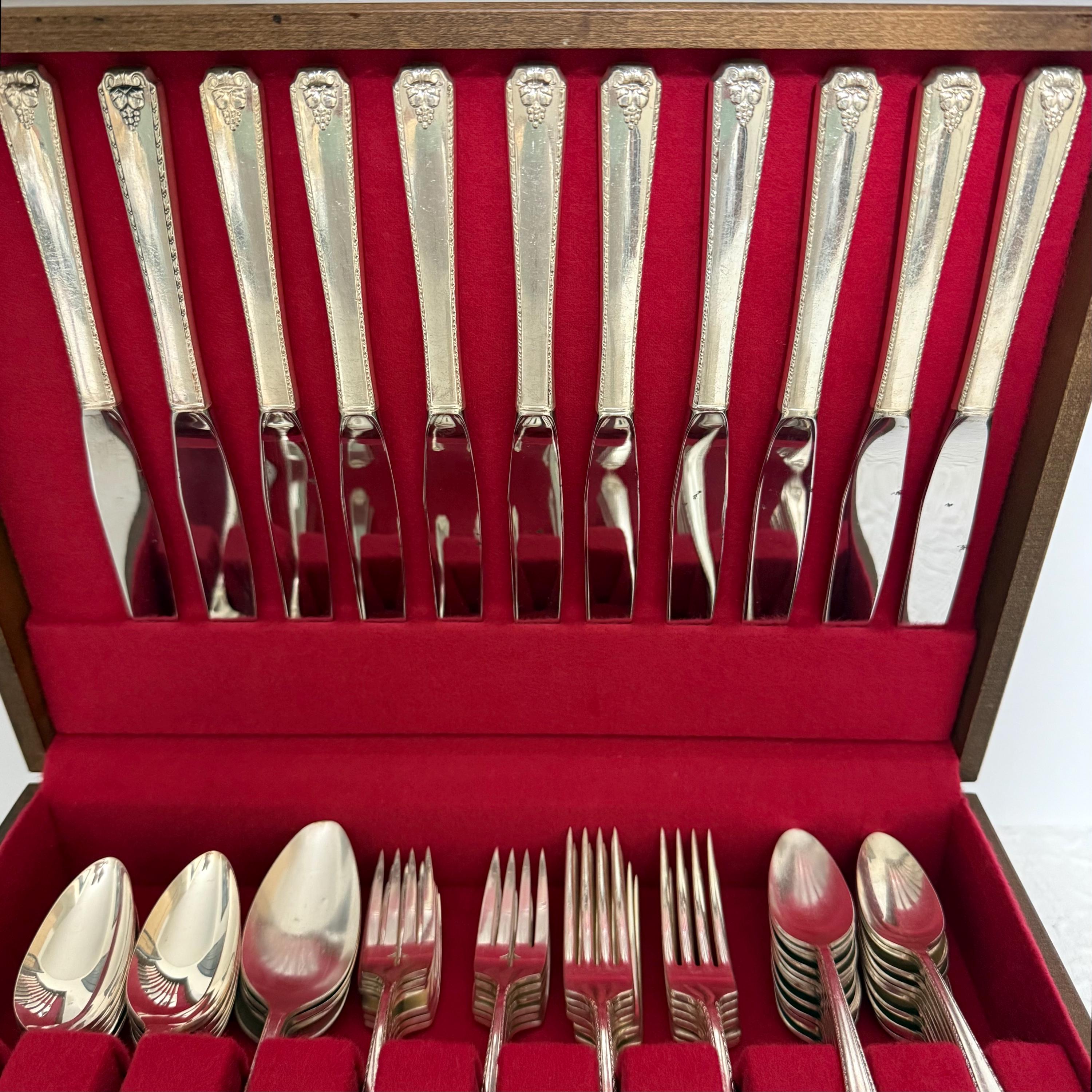 85 Piece Set of Prestige by Oneida Silver Company - 11 Place