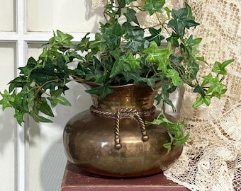 Jarrón de latón vintage bajo y robusto, con detalles de cuerda retorcida, borde ondulado y pátina envejecida. Decoración minimalista para el hogar (Hecho en India).