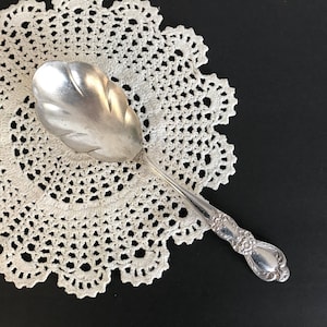Heritage Shell Spoon 1847 Rogers Bros. IS Heritage Silverplate 9&quot;