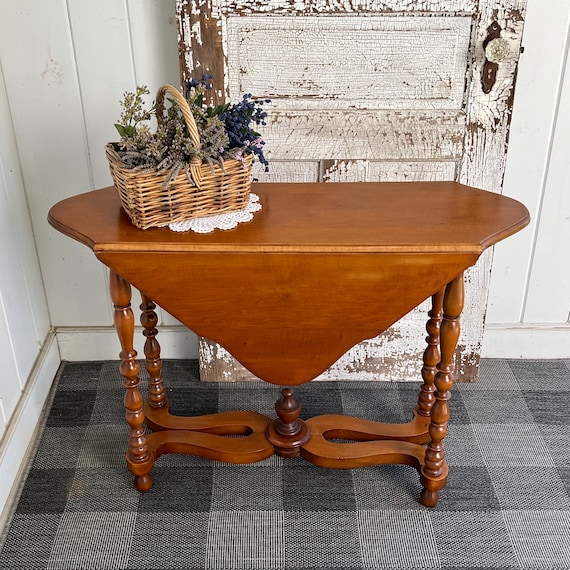Side Table End Table Foyer Hall Unusual plail Two tiered Table 26