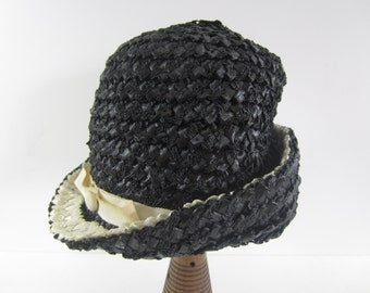 Bellissimo cappello vintage di paglia Betmar nero e crema con fiocco e bottone... Cappello di rafia... Nastro di grosgrain